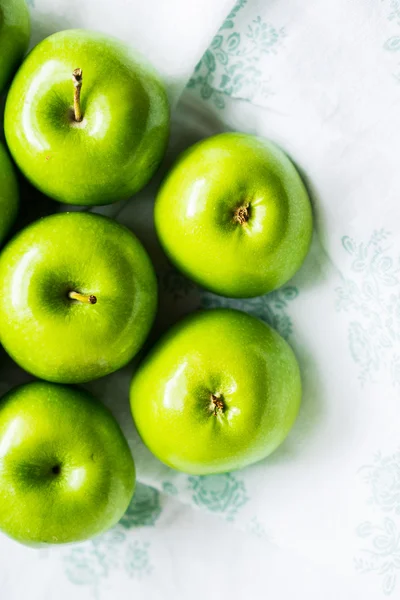 Maçãs verdes brilhantes em guardanapo branco — Fotografia de Stock