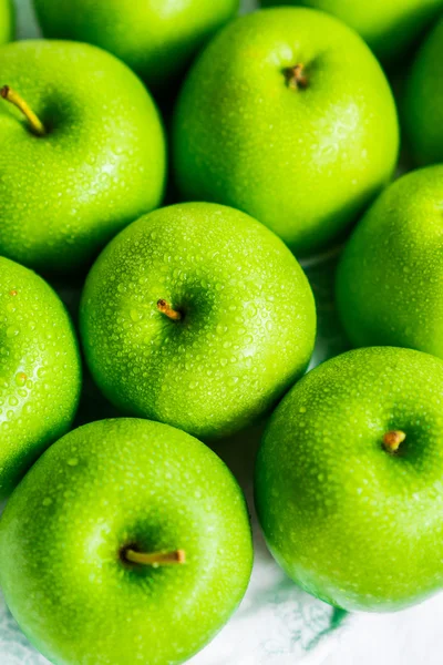 Maçãs verdes brilhantes em guardanapo branco — Fotografia de Stock