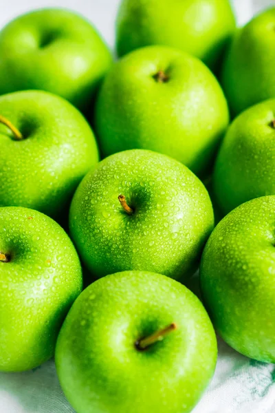 Maçãs verdes brilhantes em guardanapo branco — Fotografia de Stock