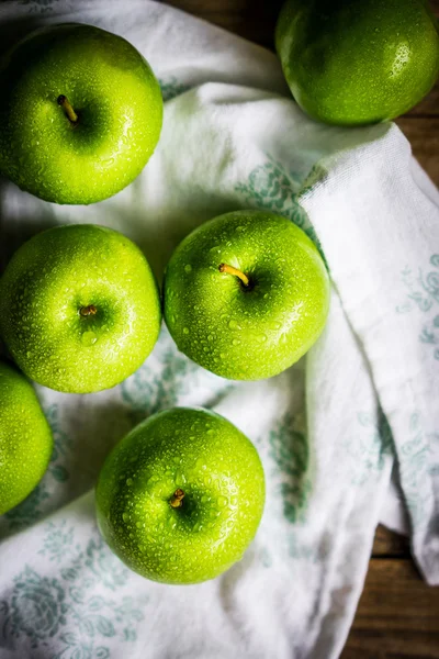 Helder groene appels op houten achtergrond — Stockfoto