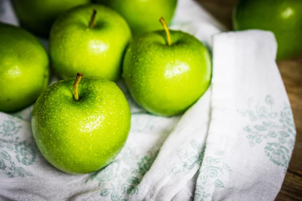 Helder groene appels op houten achtergrond — Stockfoto