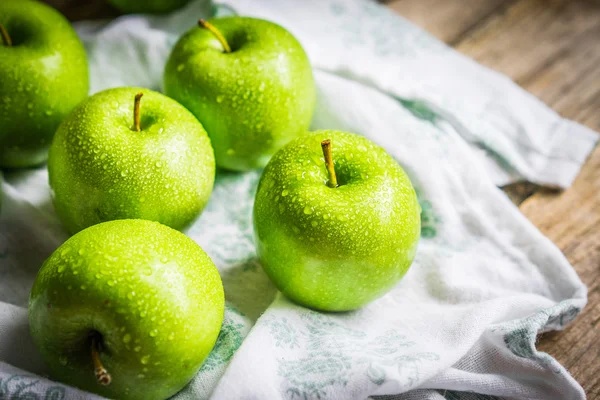 Helder groene appels op houten achtergrond — Stockfoto