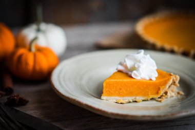 Rustik ahşap arka plan üzerinde kabak pasta