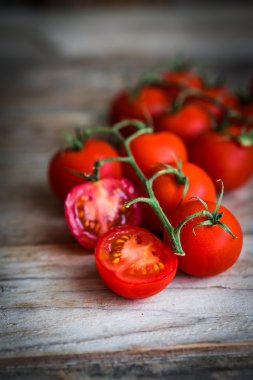 Kırsal ahşap arka planda domatesler