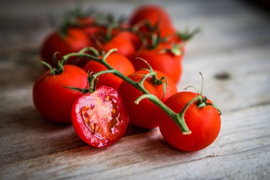 Kırsal ahşap arka planda domatesler