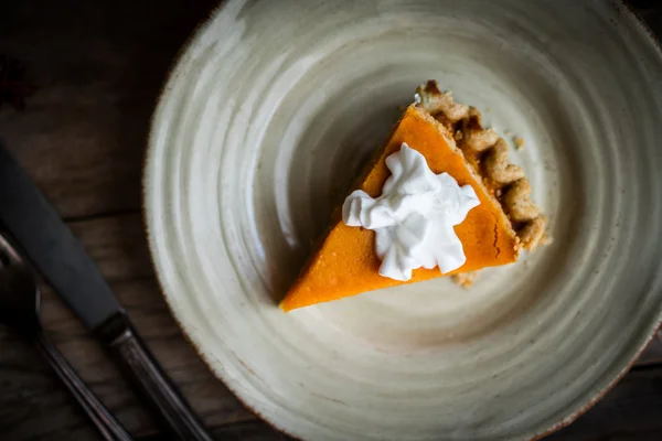 Pumpkin pie on rustic wooden background — Stock Photo, Image