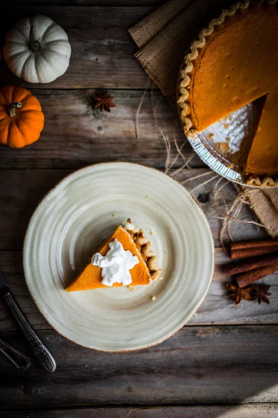 Tarta de calabaza sobre fondo rústico de madera —  Fotos de Stock