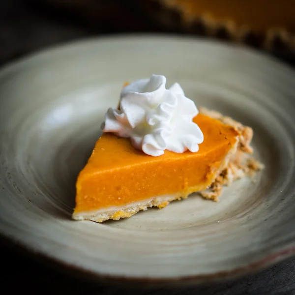 Tarta de calabaza sobre fondo rústico de madera —  Fotos de Stock