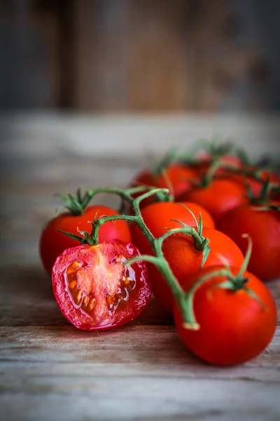 Kırsal ahşap arka planda domatesler — Stok fotoğraf