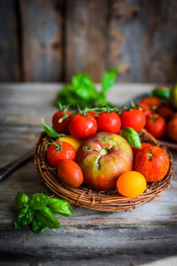 Rustik ahşap arka plan üzerinde renkli domates