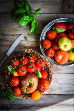 Rustik ahşap arka plan üzerinde renkli domates