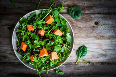 Kabak rustik adam üzerinde taze roka, ıspanak salatası
