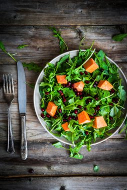 Kabak rustik adam üzerinde taze roka, ıspanak salatası