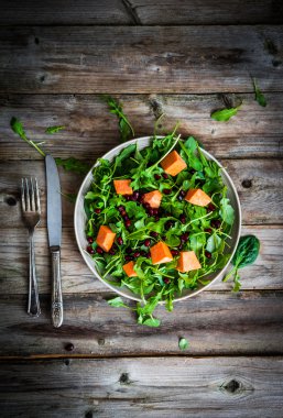 Kabak rustik adam üzerinde taze roka, ıspanak salatası