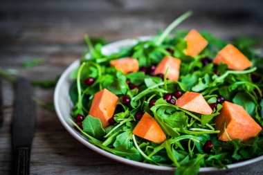 Kabak rustik adam üzerinde taze roka, ıspanak salatası