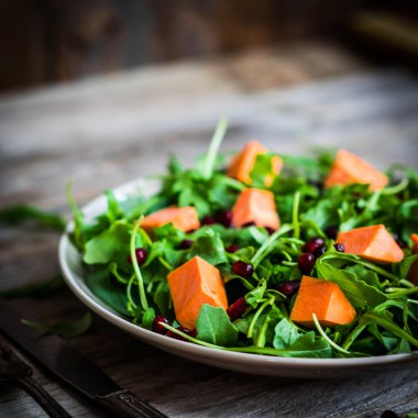 Kabak rustik adam üzerinde taze roka, ıspanak salatası