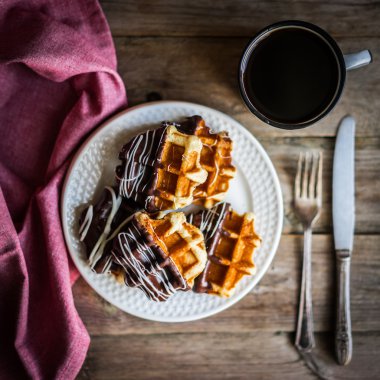 Rustik ahşap zemin üzerine çikolata ile Belçika waffle