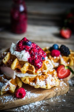 Rustik ahşap zemin üzerine taze çilek ile Belçika waffle