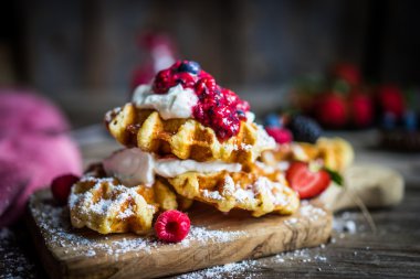 Rustik ahşap zemin üzerine taze çilek ile Belçika waffle