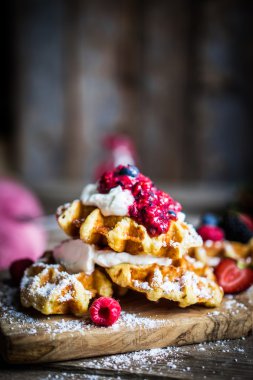 Rustik ahşap zemin üzerine taze çilek ile Belçika waffle