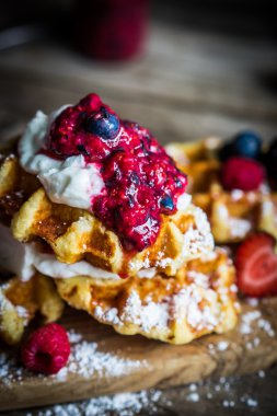 Rustik ahşap zemin üzerine taze çilek ile Belçika waffle