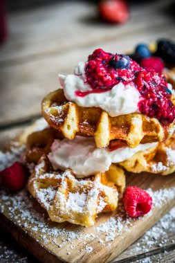 Rustik ahşap zemin üzerine taze çilek ile Belçika waffle