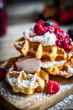 Rustik ahşap zemin üzerine taze çilek ile Belçika waffle