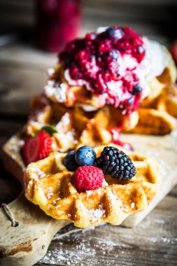Rustik ahşap zemin üzerine taze çilek ile Belçika waffle