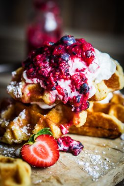 Rustik ahşap zemin üzerine taze çilek ile Belçika waffle