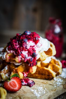 Rustik ahşap zemin üzerine taze çilek ile Belçika waffle