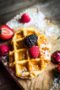 Rustik ahşap zemin üzerine taze çilek ile Belçika waffle