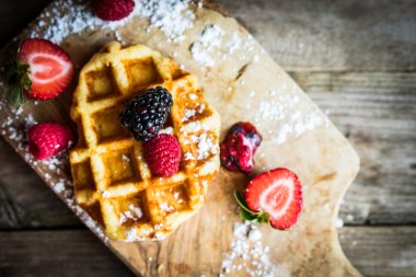 Rustik ahşap zemin üzerine taze çilek ile Belçika waffle