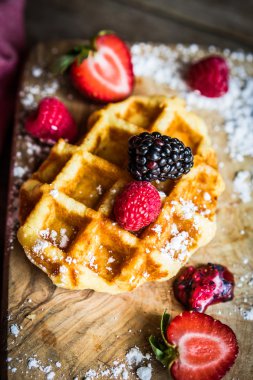 Rustik ahşap zemin üzerine taze çilek ile Belçika waffle