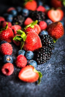 Berry mix rustik siyah arka plan üzerine