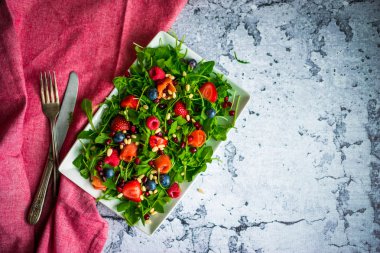 Roka, ıspanak, somon füme ve çilek ile sağlıklı salata