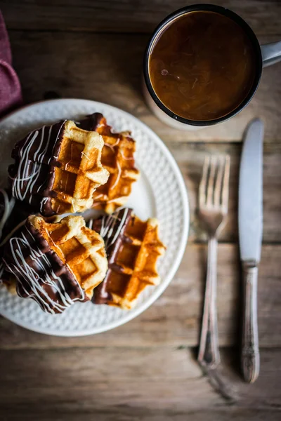 Waffles belgas com chocolate em fundo de madeira rústica — Fotografia de Stock