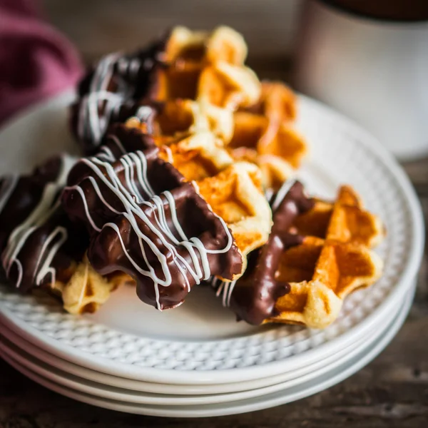 Gofres belgas con chocolate sobre fondo rústico de madera — Foto de Stock