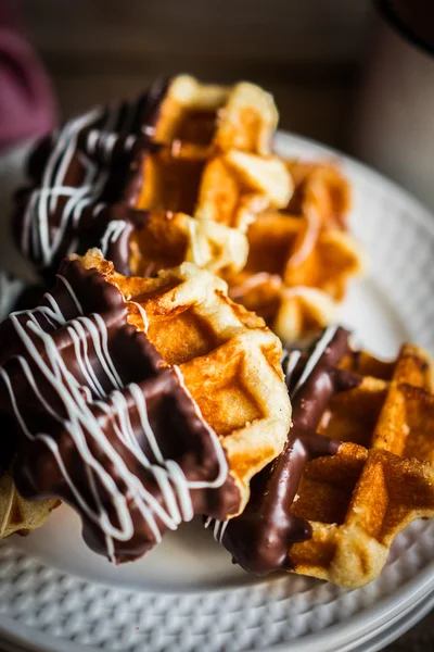 Gofres belgas con chocolate sobre fondo rústico de madera — Foto de Stock