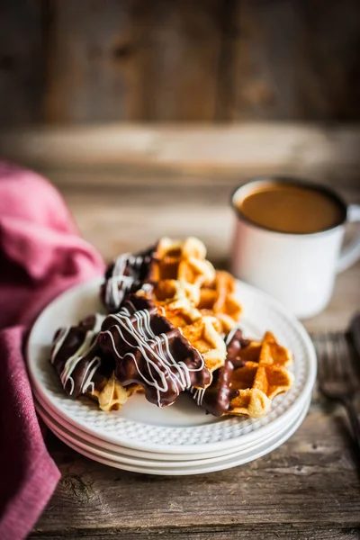 Gofres belgas con chocolate sobre fondo rústico de madera — Foto de Stock