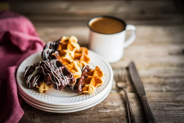 Waffles belgas com chocolate em fundo de madeira rústica — Fotografia de Stock