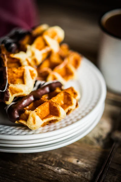 Gofres belgas con chocolate sobre fondo rústico de madera — Foto de Stock