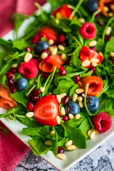 Salada saudável com arugula, espinafre, salmão defumado e bagas — Fotografia de Stock