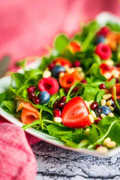 Roka, ıspanak, somon füme ve çilek ile sağlıklı salata — Stok fotoğraf