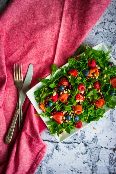 Salada saudável com arugula, espinafre, salmão defumado e bagas — Fotografia de Stock