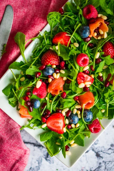 Gesunder Salat mit Rucola, Spinat, Räucherlachs und Beeren — Stockfoto