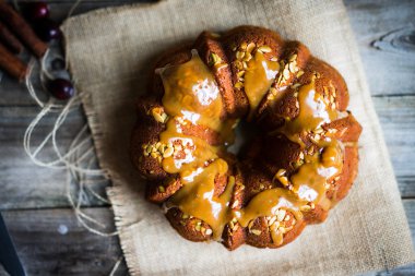 Kabak çekirdeği ve ahşap ba karamel ile ev yapımı sonbahar pasta