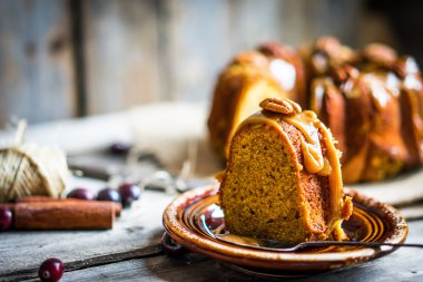 Fındık ve ahşap zemin üzerine karamel ile ev yapımı sonbahar pasta