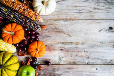 Kabaklar, Mısır, elma, fındık ve kızılcık ahşap arka plan üzerinde