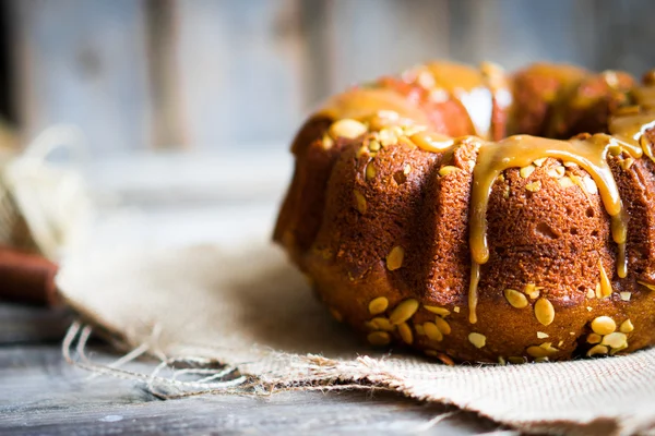 Zelfgemaakte herfst cake met pompoenpitten en karamel op houten ba — Stockfoto