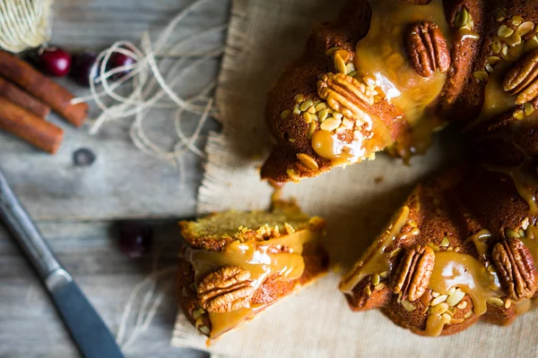 Pastel casero de otoño con nueces y caramelo sobre fondo de madera —  Fotos de Stock